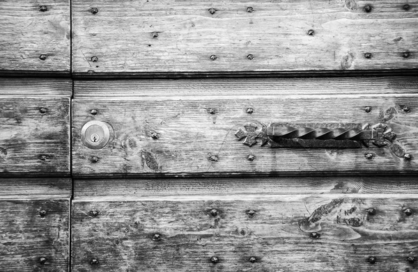 Details of an ancient Italian door. — Stock Photo, Image