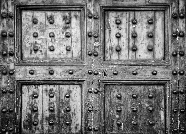 Detalhes de uma antiga porta italiana . — Fotografia de Stock