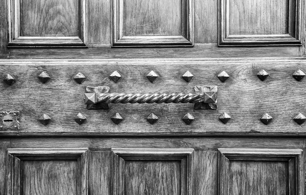 Detalhes de uma antiga porta italiana . — Fotografia de Stock