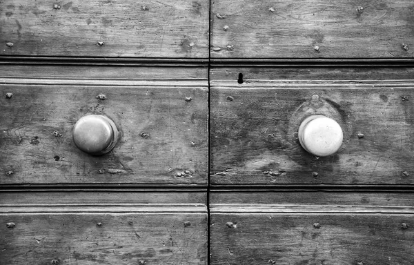 Detalhes de uma antiga porta italiana . — Fotografia de Stock