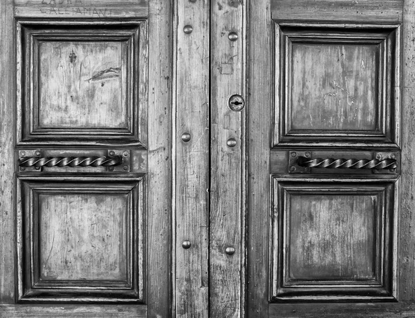 Detalles de una antigua puerta italiana . — Foto de Stock