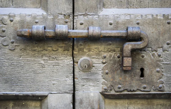 Eski bir İtalyan kapı ayrıntılarını.