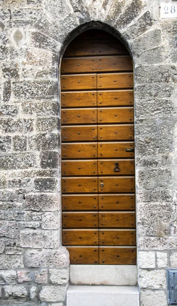 Η είσοδος ξύλινη πόρτα. — Φωτογραφία Αρχείου