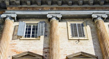 Detaylı Yunan stili sütunlar ile İtalyan eski villa