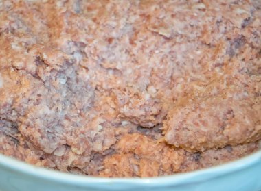 taze çiğ kıyma bir tabak içinde yakın çekim