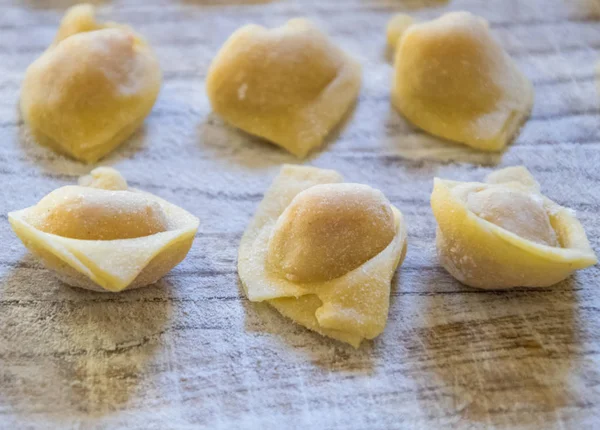 Cappelletti crudi italiani, pasta fresca fatta in casa . — Foto Stock