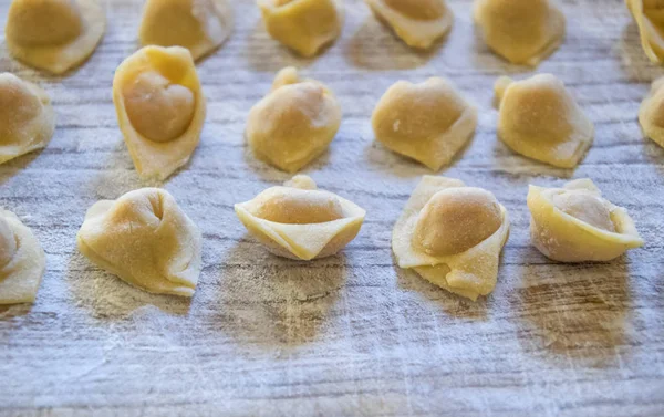 Cappelletti italiano crudo, pasta casera fresca . — Foto de Stock
