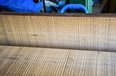  Bir testere ile ağaç işleme makinelerde kesilerek yönetim kurulu