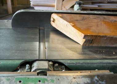  Marangoz işyeri. Odun kesmek için kullanan adam gördüm