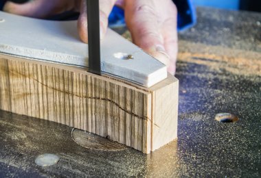 Marangoz işyeri. Odun kesmek için kullanan adam gördüm