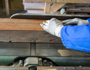  Marangoz işyeri. Odun kesmek için kullanan adam gördüm