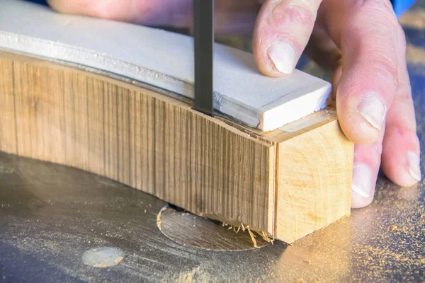 Carpenter pracoviště. Člověk pomocí pily k řezání dřeva — Stock fotografie