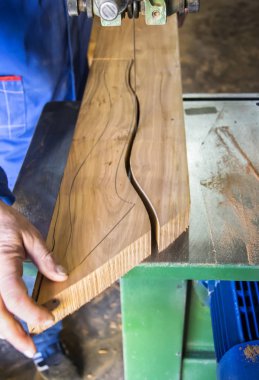  Marangoz işyeri. Odun kesmek için kullanan adam gördüm