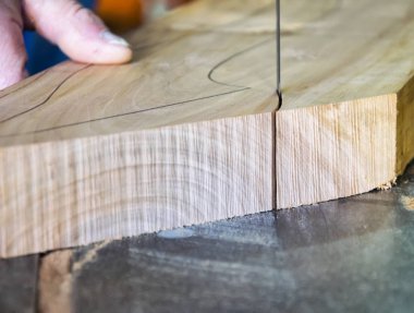  Marangoz işyeri. Odun kesmek için kullanan adam gördüm