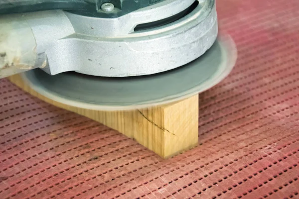 Tischler poliert eine Holzoberfläche — Stockfoto