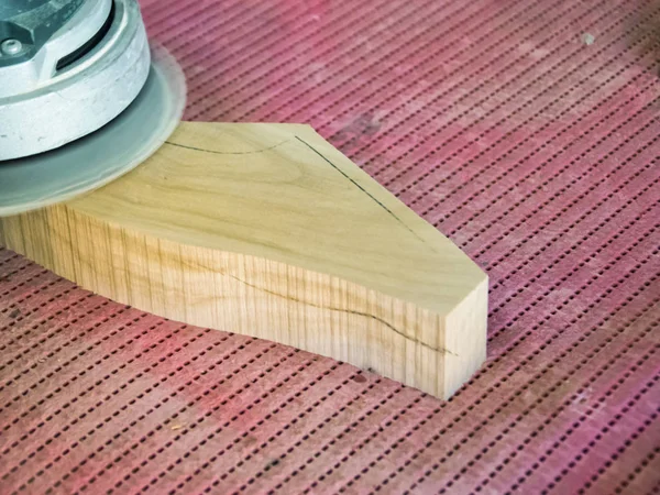 Cieśla, polerowanie powierzchni drewnianych — Zdjęcie stockowe