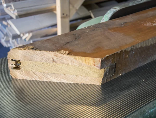 Laboratorio falegnameria - tavola di legno su taglierina — Foto Stock