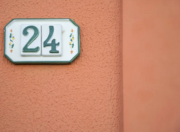 Tradicional placa de sinal de casa italiana pintada em telha cerâmica — Fotografia de Stock