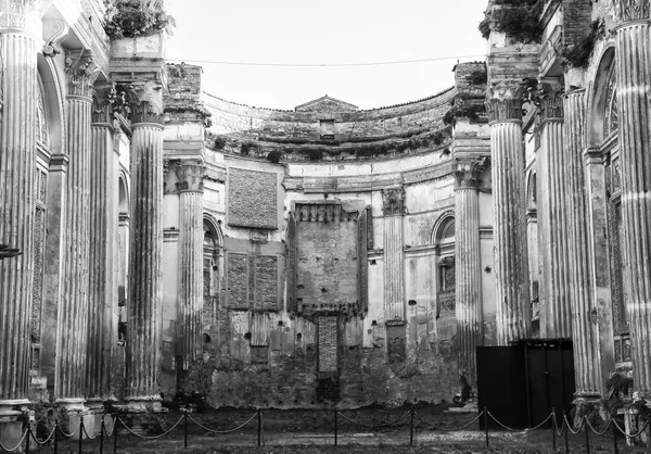 Ruinas de la basílica romana en Italia . — Foto de Stock