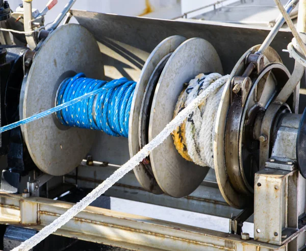 Mecanismo de guincho de amarração com hawser no convés do navio — Fotografia de Stock