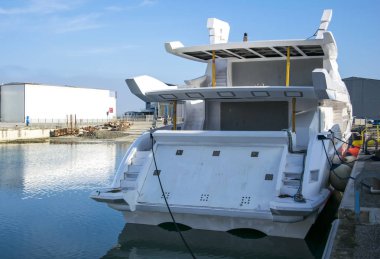  Lüks yat limanında demirlemiş yapım aşamasında