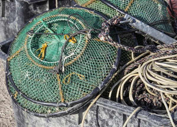 Cañas de pescar verdes y redes apiladas en el puerto pesquero —  Fotos de Stock