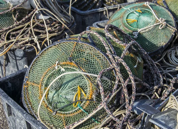 Kosáron zöld halászat és a halászati kikötő halmozott nettó — Stock Fotó