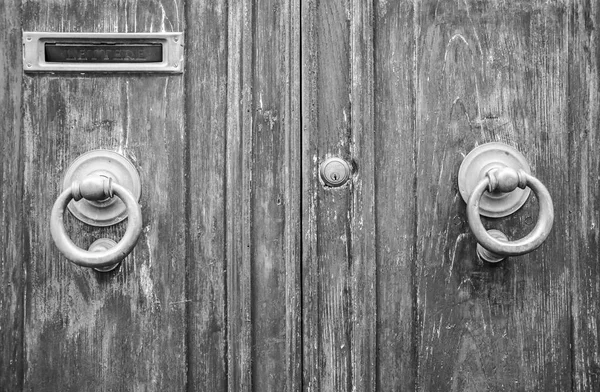 Detalhes de uma velha porta de madeira — Fotografia de Stock