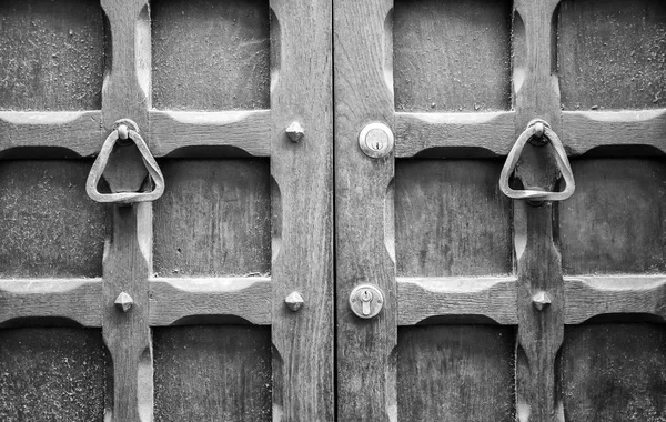 Detalles de una vieja puerta de madera — Foto de Stock