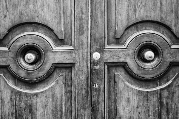 Detalhes de uma velha porta de madeira — Fotografia de Stock