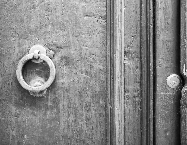 Detalhes de uma velha porta de madeira — Fotografia de Stock