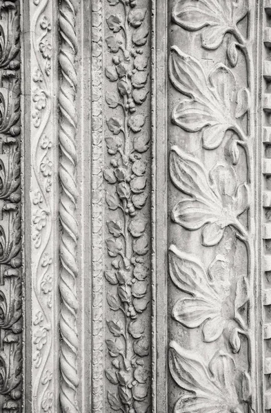 Carved stone decorations, outside a church in Italy. — Stock Photo, Image