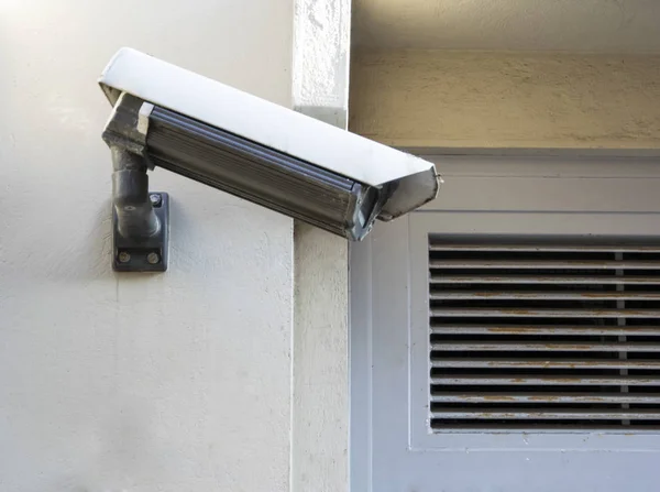 Câmera de vigilância CCTV no fundo da parede — Fotografia de Stock