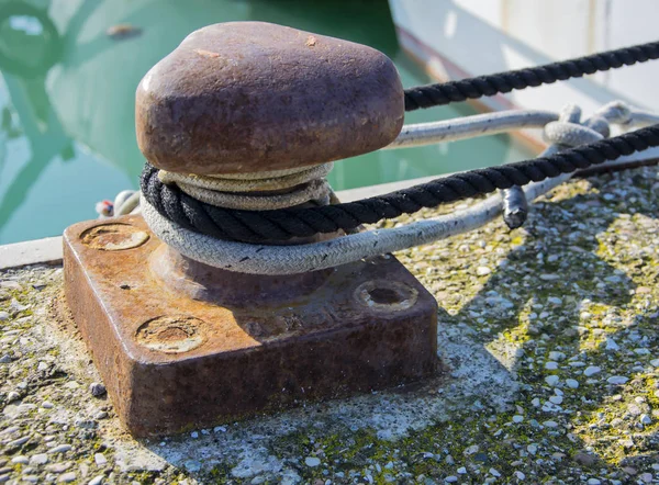 Bollard e corda de amarração para amarração de iates e barcos — Fotografia de Stock