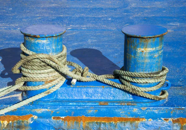 Bollard e corda de amarração para amarração de iates e barcos — Fotografia de Stock