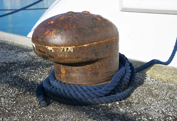 Bollard e corda de amarração para amarração de iates e barcos — Fotografia de Stock