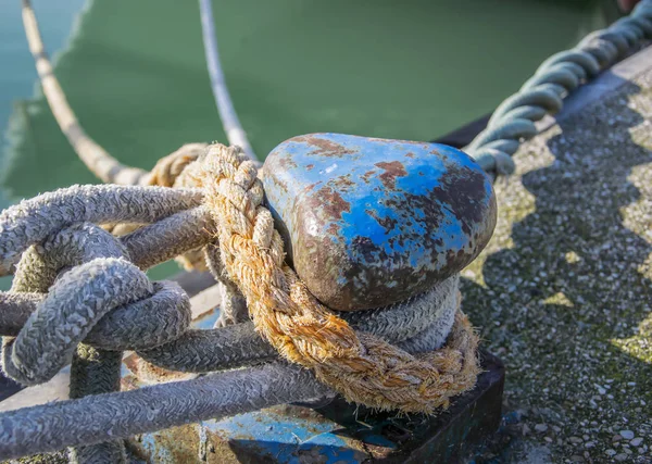 Bollard e corda de amarração para amarração de iates e barcos — Fotografia de Stock