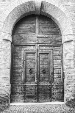 İtalyan mimarisi ayrıntı. Eski ortaçağ tarzı ön kapı 