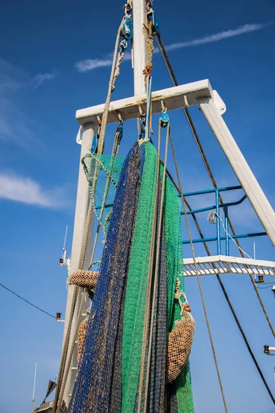 Un barco de pesca comercial con una red puesta en escena para un viaje de pesca —  Fotos de Stock