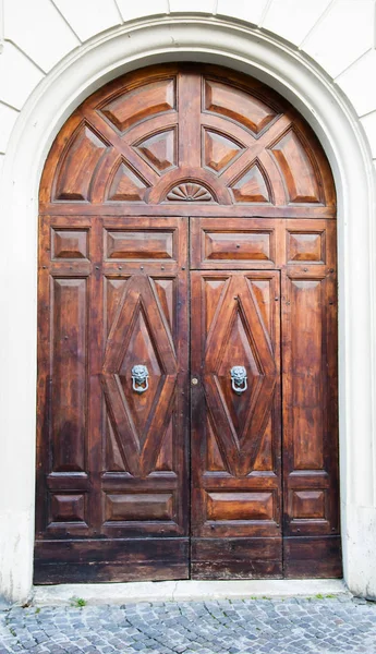 Wszystko włoskiej architektury. Stare drzwi średniowiecznym — Zdjęcie stockowe