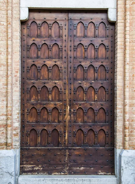 Ιταλική αρχιτεκτονική λεπτομέρεια. Παλιό μεσαιωνικό στυλ πόρτα — Φωτογραφία Αρχείου