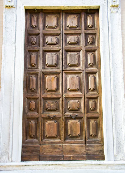 Detail italienischer Architektur. alte mittelalterliche Haustür — Stockfoto