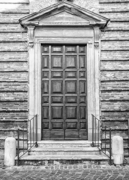 Detalle de arquitectura italiana. Puerta delantera de estilo medieval antiguo — Foto de Stock