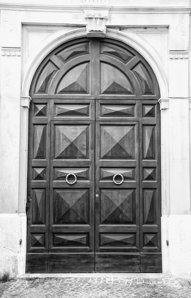 Detalhe da arquitetura italiana. Velho estilo medieval porta da frente — Fotografia de Stock