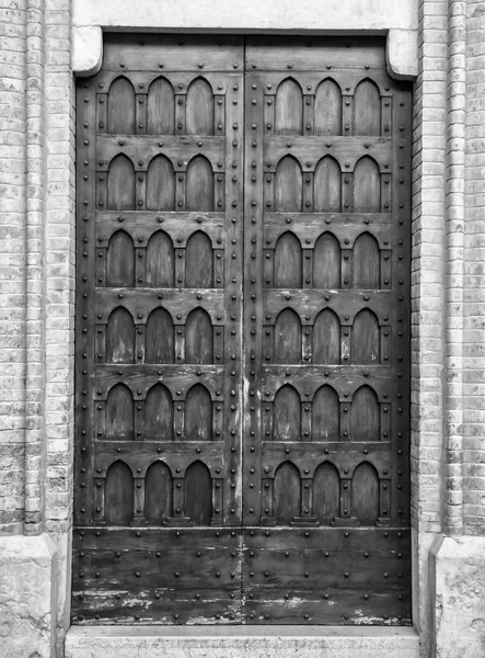 Detalle de arquitectura italiana. Puerta delantera de estilo medieval antiguo — Foto de Stock