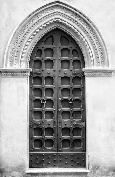Detalle de arquitectura italiana. Puerta delantera de estilo medieval antiguo —  Fotos de Stock