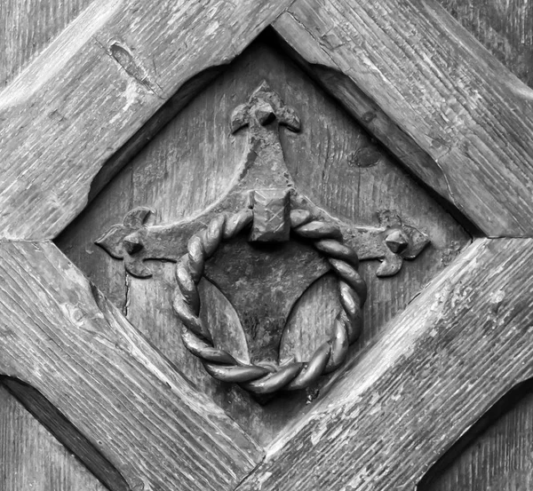 Detalles de una vieja puerta de madera . — Foto de Stock