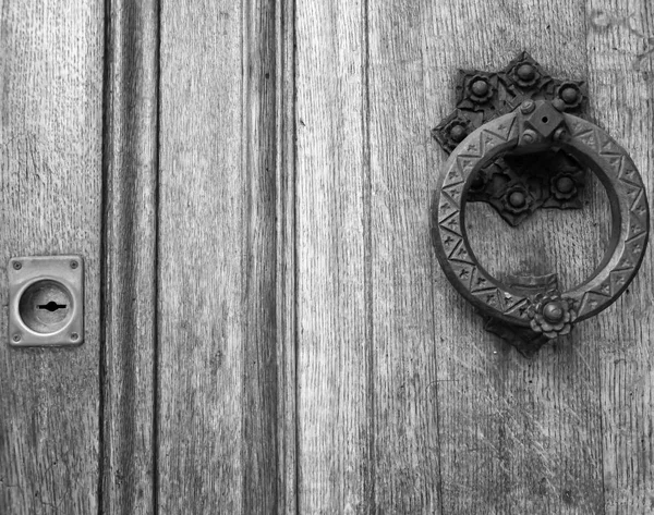 Detalhes de uma velha porta de madeira . — Fotografia de Stock