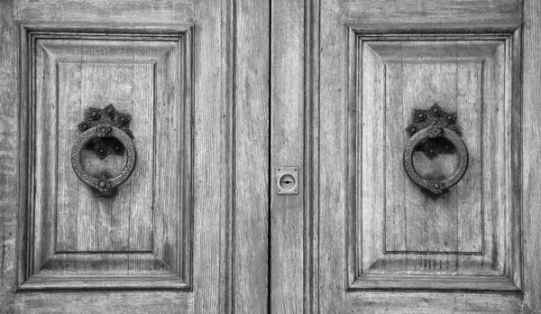 Detalles de una vieja puerta de madera . — Foto de Stock