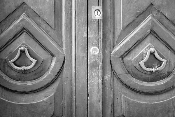 Detalhes de uma velha porta de madeira . — Fotografia de Stock